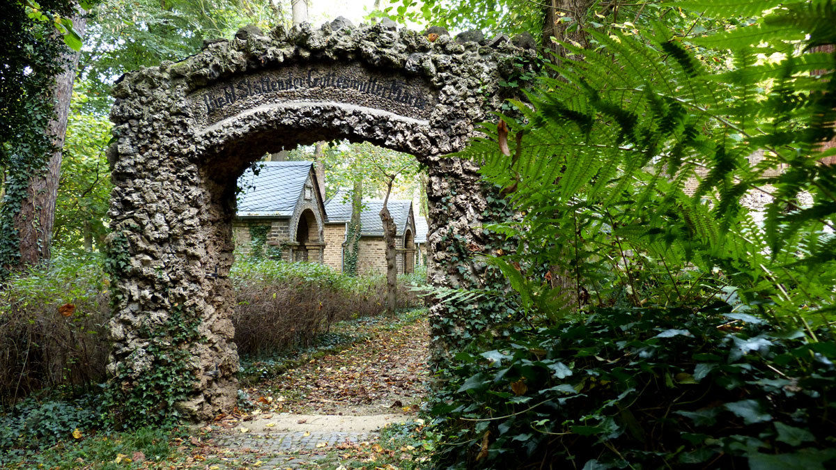 Eingang zum Garten der Sieben Schmerzen Mariens