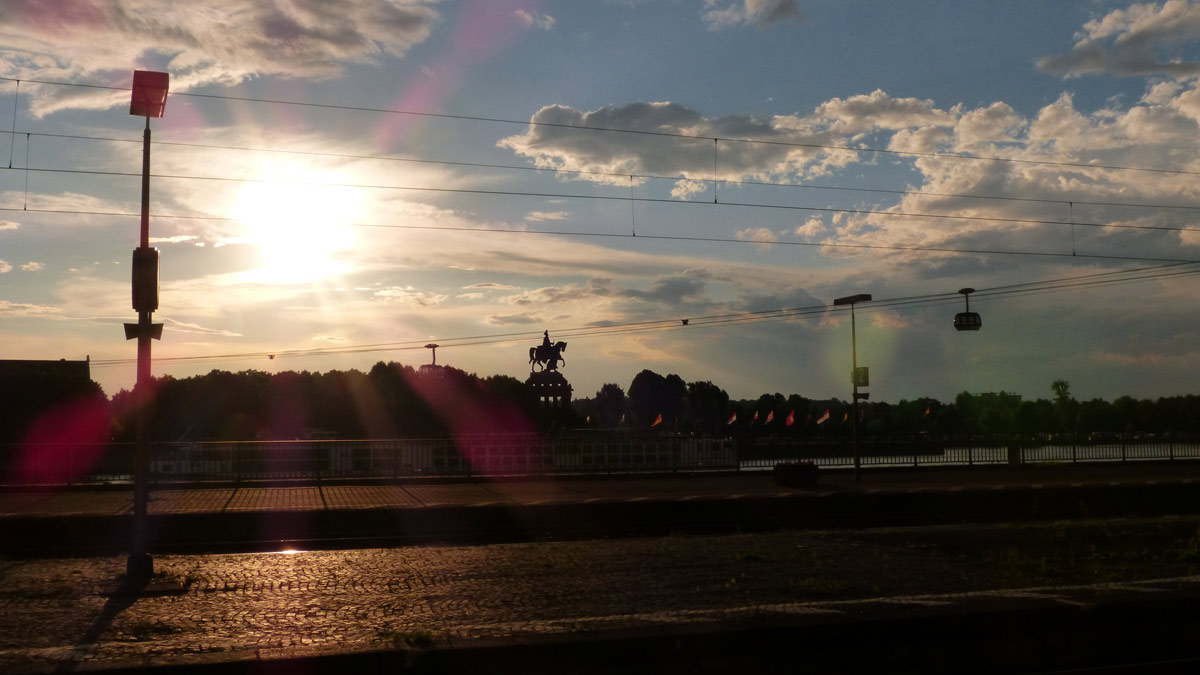 Blick vom Bahnhof Koblenz-Ehrenbreitstein zum Kaiser Wilhelm Denkmal am Deutschen Eck