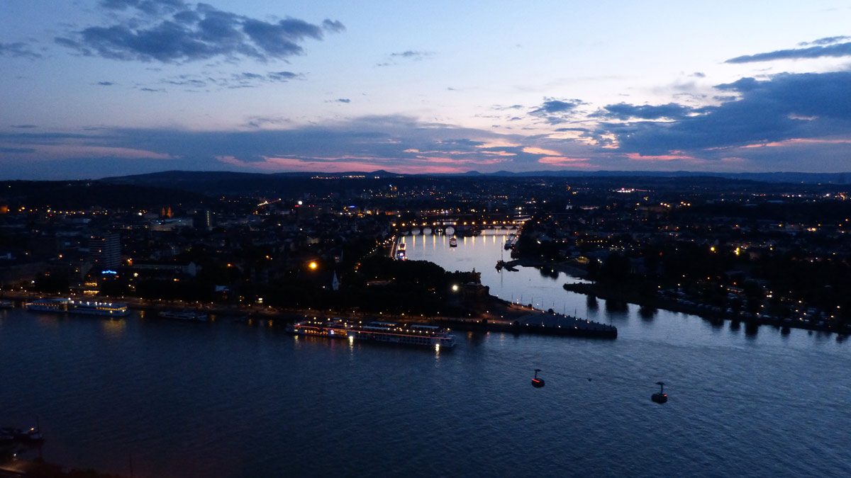 Abendlicher Ausblick zum Zusammenfluss von Rhein und Mosel